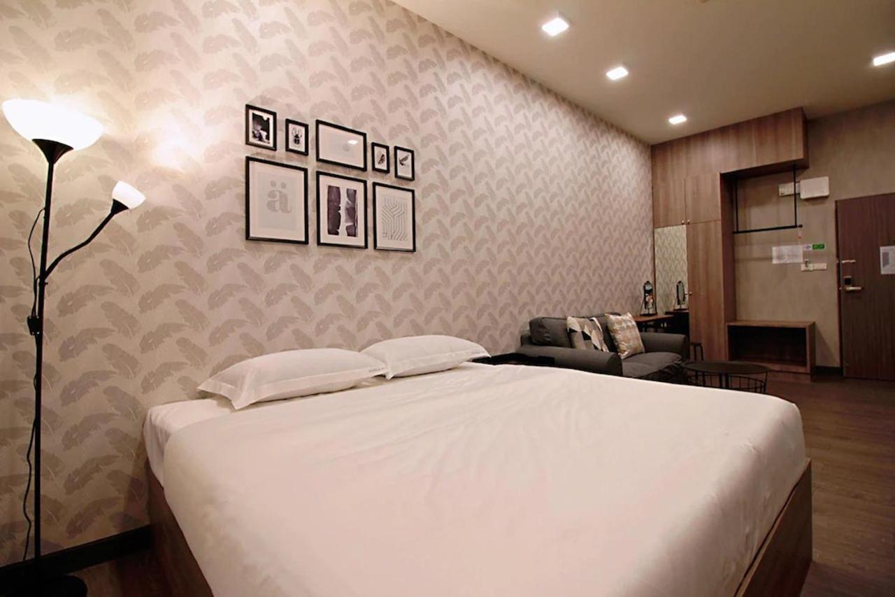 R 17 Living Hotel Bangkok Exterior foto