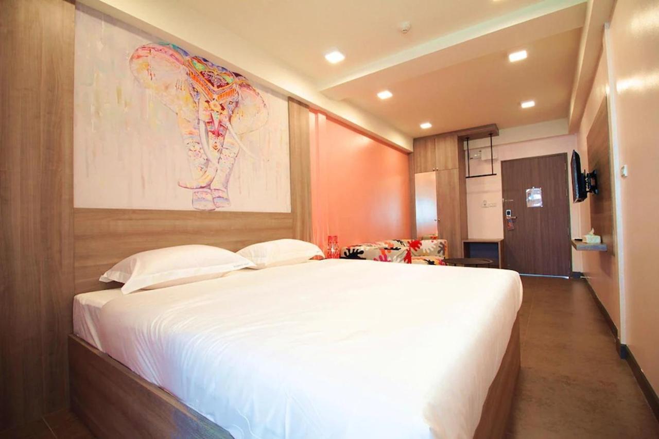 R 17 Living Hotel Bangkok Exterior foto
